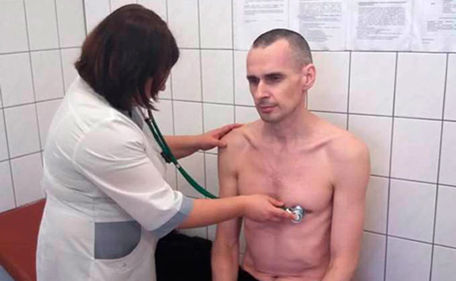 Тюремники Сенцова: В перший день з'їв цілу курку