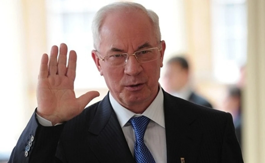 Азаров просит допросить его в суде над Януковичем по видео