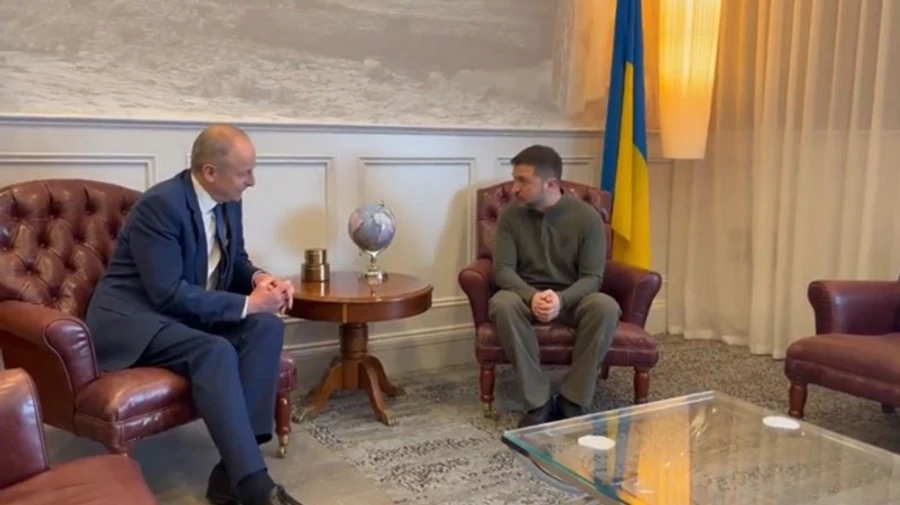 Зеленський на шляху до США зустрівся з премʼєром Ірландії в аеропорту