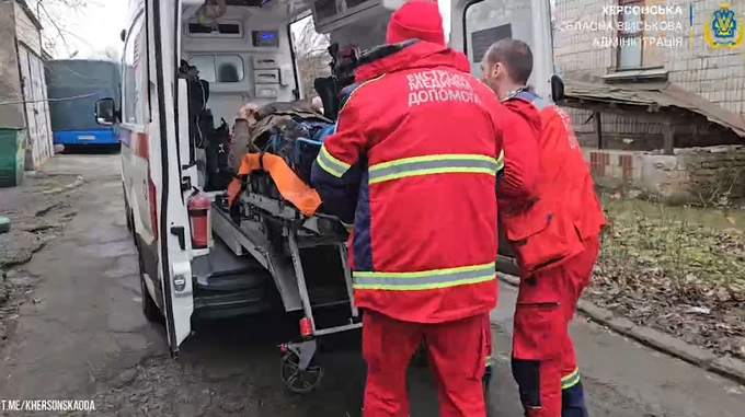 Russians kill one person in Antonivka and injure two in Kherson – video
