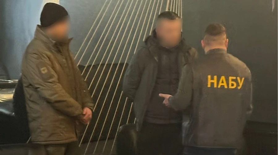 Відстрочка в доларах: НАБУ і САП викрили на хабарі працівника СБУ