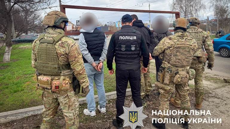 На Сумщині затримали чоловіків, які викрадали авто військових і техніку для захисту від дронів РФ