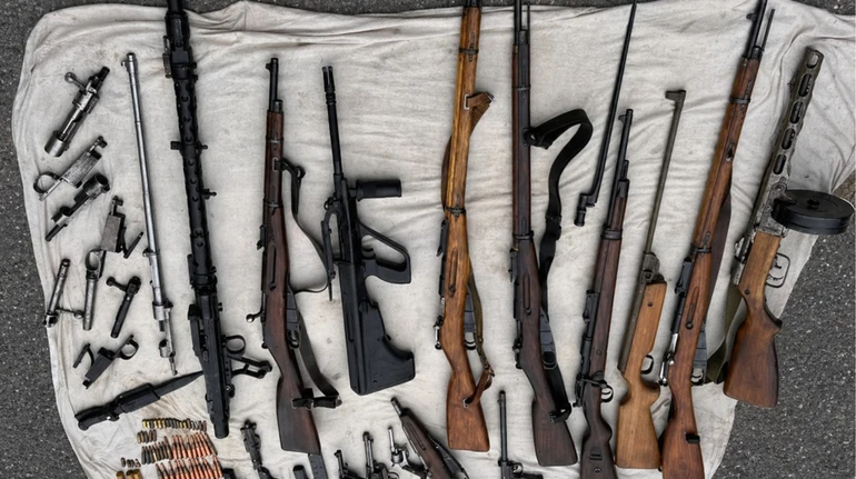 Переробляли пневматичну зброю на бойову та продавали через інтернет: ДБР викрило злочинну групу