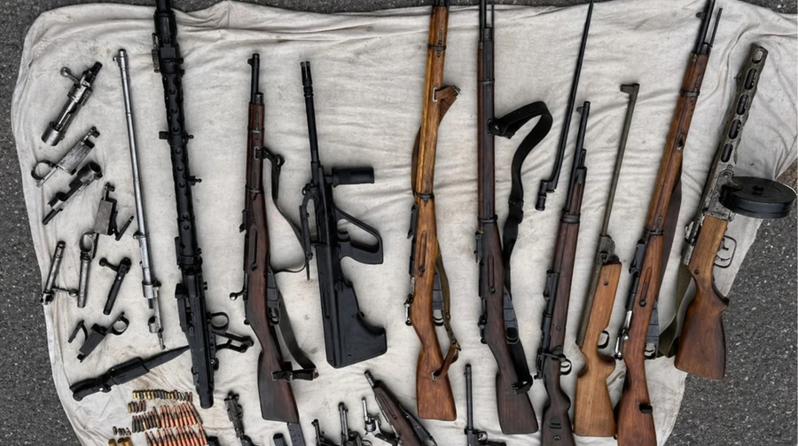 Переробляли пневматичну зброю на бойову та продавали через інтернет: ДБР викрило злочинну групу