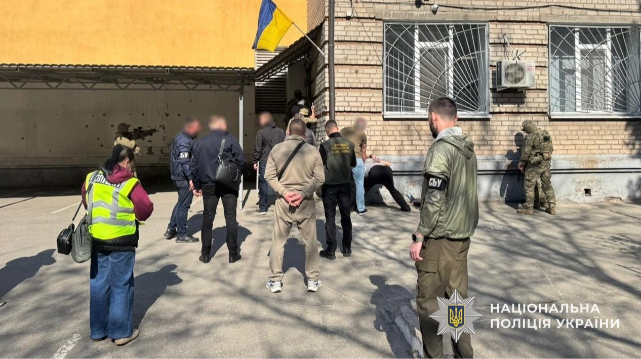 Стала відома причина обшуків у ТЦК Дніпра: на хабарі затримано офіцера