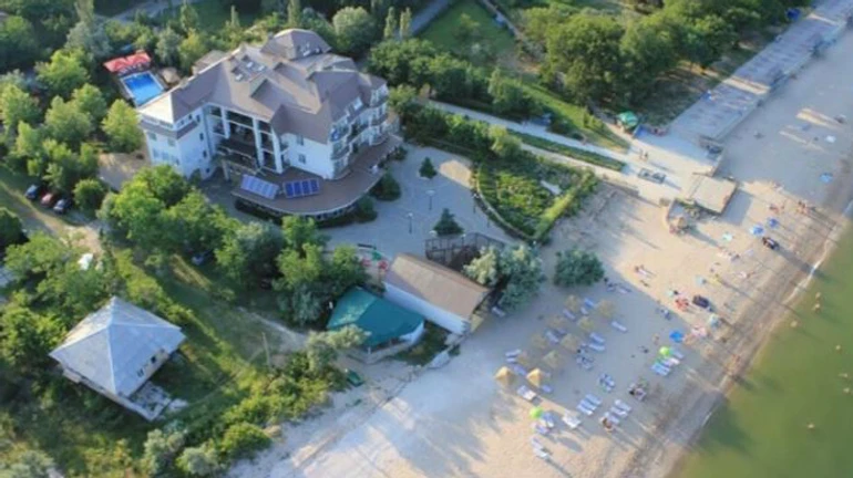 Bodies of Russian soldiers taken out of destroyed hotel in Berdiansk all night