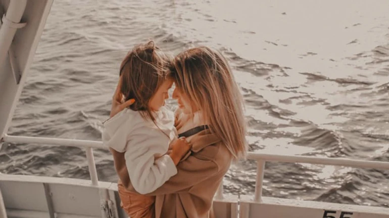 6-річна донька почала сивіти. Історія сім'ї з Маріуполя, яка провела місяць у бомбосховищі з 50-ма людьми