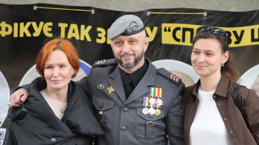 Суд продлил ночной домашний арест Антоненко, но разрешил снять электронный браслет