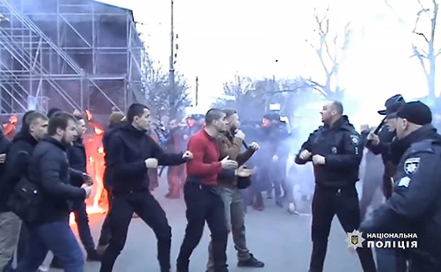 Прорыв к Порошенко в Черкассах: пострадавших полицейских уже 22