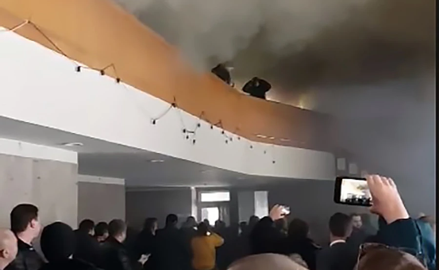 В Днепре неизвестные срывали собрание Совета адвокатов: дымовые шашки, драки