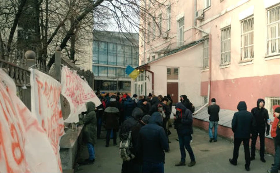 Під суд, де лежить Насіров, знову збираються люди