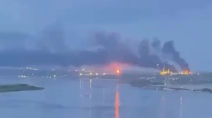 Drones attack Saratov oil refinery in Russia, causing large-scale fire – video