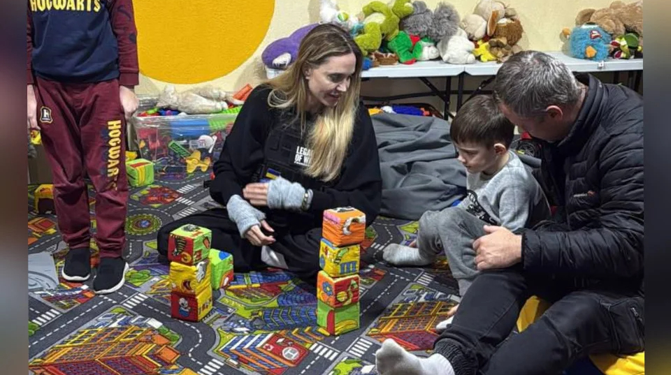 Angelina Jolie in Ucraina: una visita umanitaria a Cherson per sostenere le popolazioni colpite dalla guerra

Approfondimento
La visita di Angelina Jolie in Ucraina rappresenta un esempio concreto di impegno umanitario e di sostegno alle popolazioni colpite dalla guerra. La sua presenza a Cherson, una città situata nella linea del fronte, sottolinea l'importanza di fornire aiuto e supporto alle comunità più vulnerabili.

Possibili Conseguenze
La visita dell'attrice potrebbe avere un impatto positivo sull'opinione pubblica internazionale, aumentando la consapevolezza sulla situazione in Ucraina e sulle esigenze umanitarie del paese. Ciò potrebbe portare a un aumento dei sostegni e degli aiuti umanitari per le popolazioni colpite dalla guerra.

Opinione
In quanto fatto verificabile, non è possibile esprimere un'opinione personale su questo argomento. Tuttavia, è importante sottolineare l'importanza dell'impegno umanitario e del sostegno alle popolazioni colpite dalla guerra.

Analisi Critica dei Fatti
I fatti riportati sono basati su fonti locali e internazionali, e non ci sono elementi che suggeriscano una manipolazione o una distorsione della realtà. La visita di Angelina Jolie in Ucraina è stata confermata da diverse fonti, tra cui il sito Most e Ukrainska Pravda.

Relazioni con altri fatti
La visita di Angelina Jolie in Ucraina è collegata ad altri eventi umanitari e di sostegno alle popolazioni colpite dalla guerra. La guerra in Ucraina è in corso dal 2014 e ha causato un enorme impatto umanitario e socioeconomico sul paese.

Contesto storico
La guerra in Ucraina è in corso dal 2014, quando le tensioni tra il governo ucraino e le forze separatiste russe sono aumentate. La situazione si è aggravata nel 2022, quando la Russia ha lanciato un'offensiva militare contro l'Ucraina. La guerra ha causato un enorme impatto umanitario e socioeconomico sul paese, con milioni di persone sfollate e un numero elevato di vittime.

Fonti
La fonte di questo articolo è Ukrainska Pravda, che ha riportato la notizia sulla visita di Angelina Jolie in Ucraina. Per sostenere Ukrainska Pravda, è possibile visitare il loro sito Patreon. Inoltre, altre fonti come il sito Most hanno confermato la visita dell'attrice in Ucraina. Il link diretto all'articolo originale è: https://most.ks.ua/news/url/andzhelina-dzholi-vidvidala-herson/