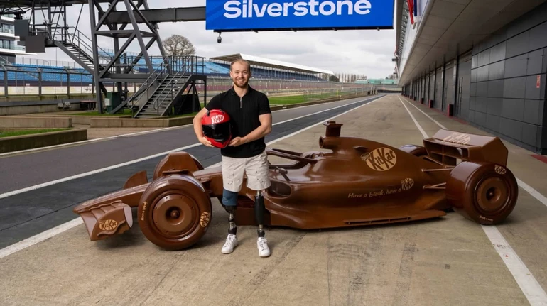 Відомий бренд солодощів зробив болід Формули-1 з шоколаду у натуральну величину