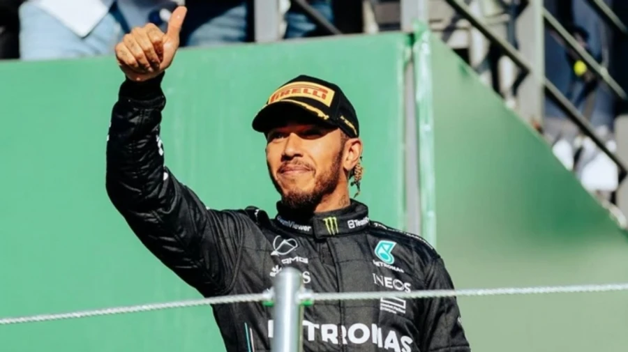 Чемпион Формулы-1 Гамильтон перейдет в команду Ferrari в 2025 году