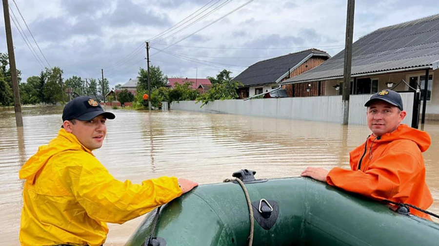 На Прикарпатті після дощу затопило сотні будинків