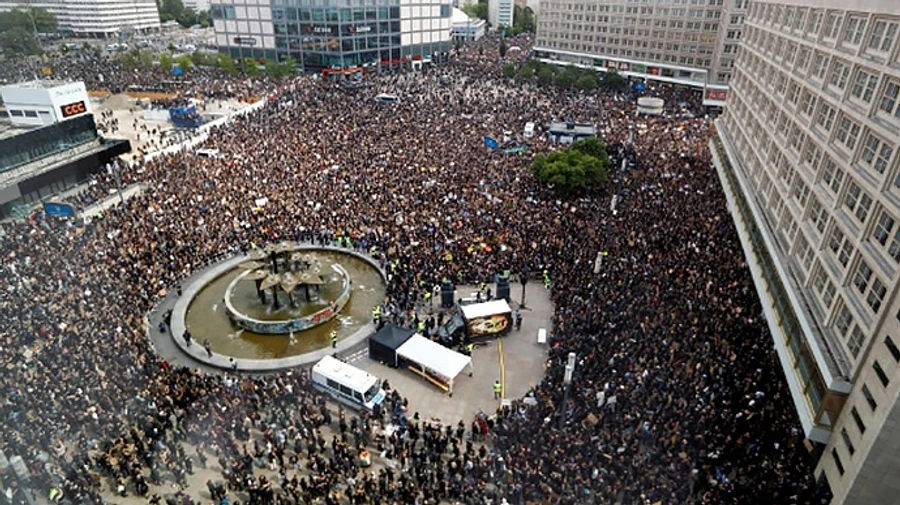 У Берліні затримали майже сотню осіб після демонстрації проти расизму