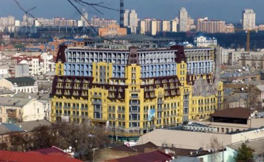 Суд постановил снести лишние этажи дома-монстра на Подоле