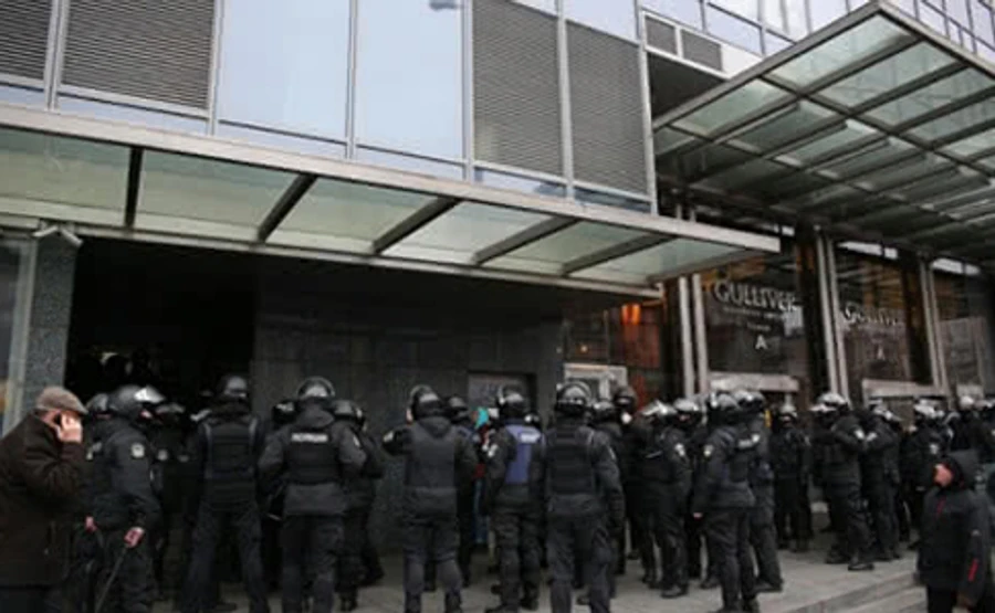 У прокуратурі розповіли, чиї люди вдерлися у БЦ Гулівер