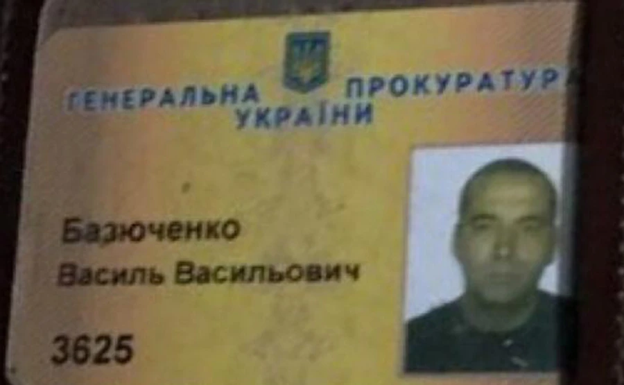 У Києві машина ГПУ потрапила в аварію з припаркованими авто, водій втік