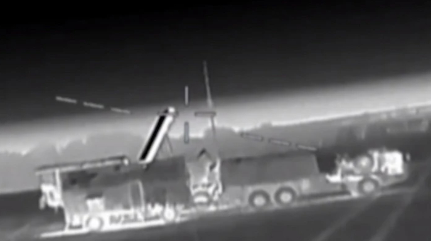 Ucraina colpisce il sistema di difesa aerea russo nella Crimea occupata: nuovi attacchi e possibili conseguenze
Introduzione
Il Defence Intelligence of Ukraine (DIU) ha riferito che le sue forze hanno condotto nuovi attacchi contro componenti di alto valore del sistema di difesa aerea russo nella Crimea occupata nella notte del 1-2 novembre.
Fonte
La fonte di questa informazione è il Defence Intelligence of Ukraine e Ukrainska Pravda.
Citazione
"A seguito di un attacco a un comando di un battaglione di missili superficie-aria S-400 Triumf in una posizione di combattimento, un radar multifunzionale russo 92N6E e l'equipaggiamento di alimentazione autonoma del comando sono stati distrutti."
Dettagli
Il DIU ha aggiunto che il suo personale specializzato ha anche colpito con successo un radar di sorveglianza aeroportuale AORL-1AS e un radar P-18 Terek appartenenti alle forze russe.
Contesto
Le forze speciali ucraine (SOF) avevano precedentemente distrutto un Buk-M3, l'ultima versione del sistema di missili superficie-aria, e disabilitato una stazione radar Nebo-U nell'oblast' di Rostov in Russia.
Inoltre, l'unità speciale Prymary (Phantoms) del DIU aveva recentemente colpito due stazioni radar 48Ya6-K1 Podlet e un lanciatore 9A82 da un sistema di missili superficie-aria S-300V.
Supporto
Potete sostenere Ukrainska Pravda su Patreon!
Approfondimento
Gli attacchi contro il sistema di difesa aerea russo nella Crimea occupata rappresentano un ulteriore escalation del conflitto tra Ucraina e Russia. La capacità dell'Ucraina di colpire con precisione obiettivi militari russi potrebbe avere un impatto significativo sulla dinamica del conflitto.
Possibili Conseguenze
Le conseguenze di questi attacchi potrebbero essere molteplici, tra cui un aumento della tensione tra Ucraina e Russia, un potenziale aumento delle operazioni militari nella regione e un impatto sulla stabilità della regione.
Opinione
Non è possibile esprimere un'opinione oggettiva su questo evento, poiché si tratta di un fatto verificabile. Tuttavia, è possibile affermare che gli attacchi contro il sistema di difesa aerea russo rappresentano un evento significativo nel conflitto tra Ucraina e Russia.
Analisi Critica dei Fatti
L'analisi critica dei fatti rivela che gli attacchi contro il sistema di difesa aerea russo sono stati condotti con precisione e hanno colpito obiettivi militari russi. Ciò suggerisce che l'Ucraina ha una capacità militare significativa e può rappresentare un fattore importante nel conflitto.
Relazioni con altri fatti
Gli attacchi contro il sistema di difesa aerea russo sono collegati ad altri eventi nel conflitto tra Ucraina e Russia, tra cui la distruzione di un Buk-M3 e la disabilitazione di una stazione radar Nebo-U.
Contesto storico
Il conflitto tra Ucraina e Russia ha una lunga storia e gli attacchi contro il sistema di difesa aerea russo rappresentano un ulteriore capitolo in questo conflitto. La regione della Crimea è stata occupata dalla Russia dal 2014 e gli attacchi contro il sistema di difesa aerea russo potrebbero rappresentare un tentativo dell'Ucraina di riaffermare la sua sovranità sulla regione.
Fonti
La fonte originale di questo articolo è Defence Intelligence of Ukraine e Ukrainska Pravda. Il sito della fonte rss è Ukrainska Pravda.