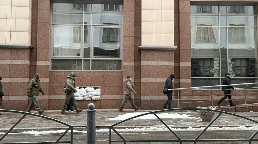Ukrainian anticorruption agency detectives enter parliament committee building after being blocked by state protection officers