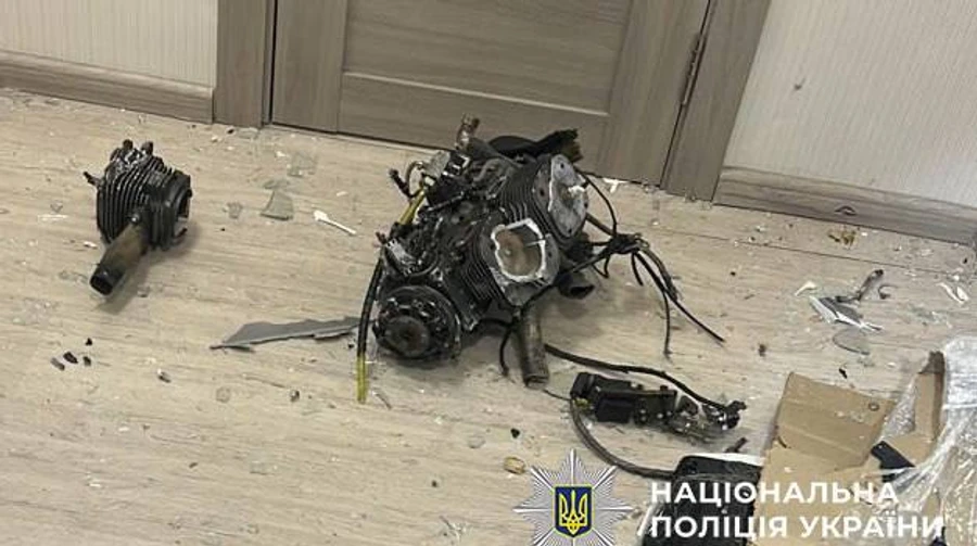 Росія вдарила по Києву балістикою і БпЛА: зафіксовано влучання в будинок, 2 постраждалих