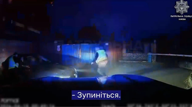 Полиция: В Киеве водитель наехал на патрульного и ударил 2 автомобиля, чтобы его остановить, применили оружие