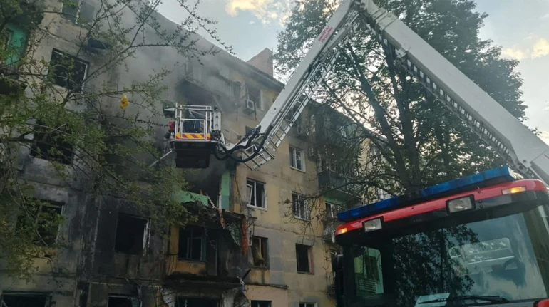 РФ атакувала Павлоград на Дніпропетровщині: виникла пожежа, 12 поранених