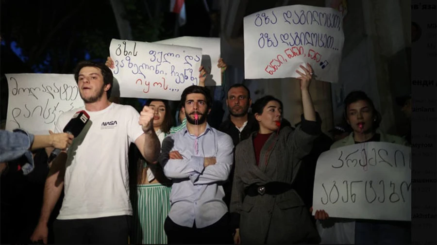 В Тбилиси протестовали после решения РФ отменить визы и разрешить авиарейсы
