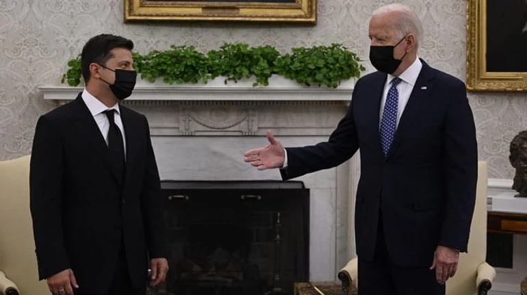 Безопасность важнее торговли: как изменились внешнеполитические приоритеты украинцев