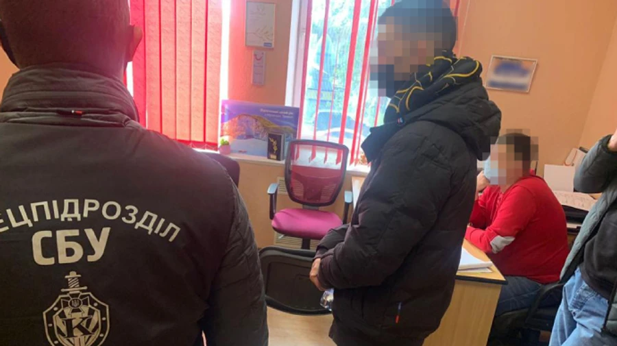 Турфирма в сговоре с лабораторией ежемесячно фальсифицировали ПЦР-тестов на полмиллиона