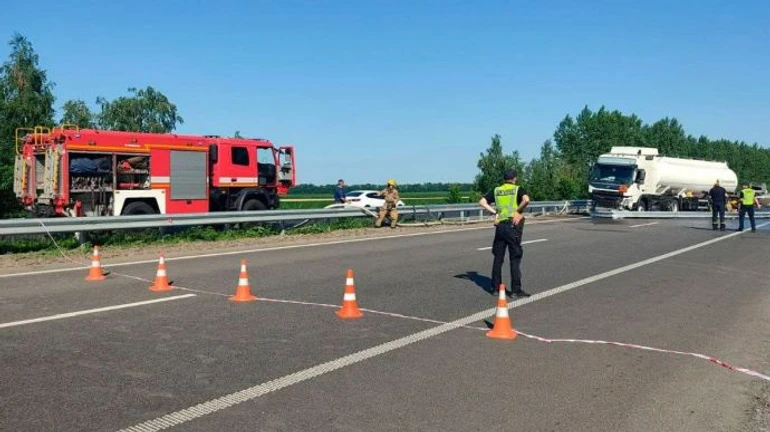 Трассу Киев-Харьков-Довжанский перекрыли из-за аварии бензовоза 