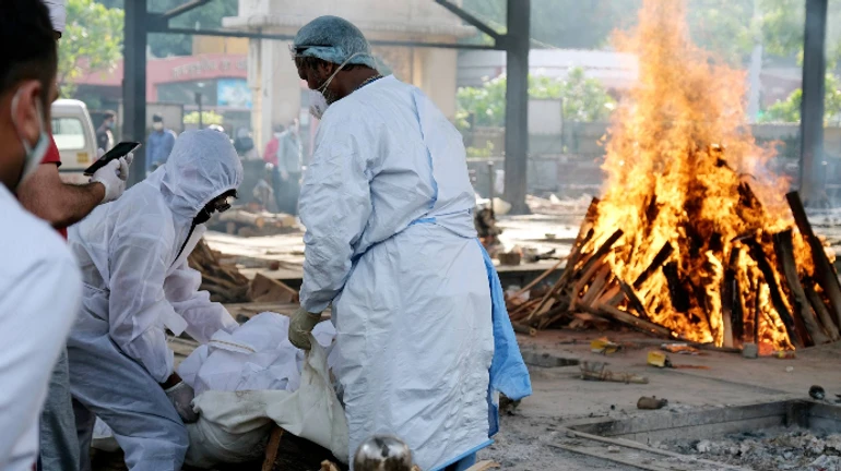 В Индии строят костры для кремации в парках и на автостоянках — в стране цунами COVID-19