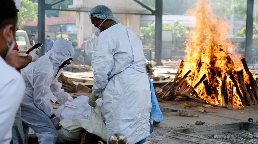 В Индии строят костры для кремации в парках и на автостоянках — в стране цунами COVID-19