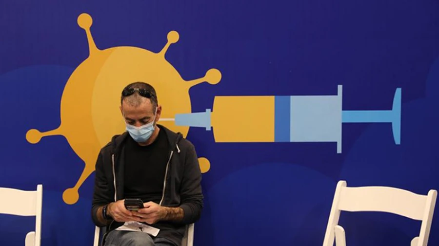 Скандал в Польше: знаменитости получили прививку вне очереди