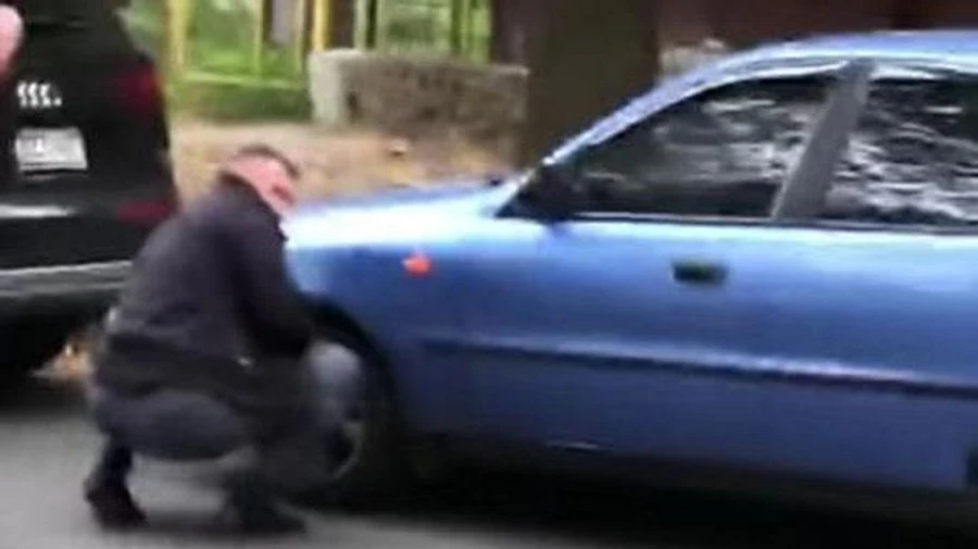 Борьба за борды: слуга народа спустил колеса нескольким авто в Чернигове