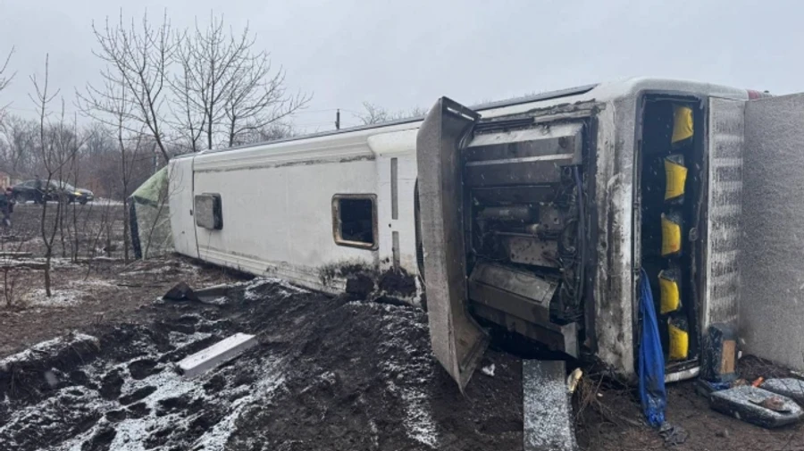 Bus from Russia rolls over in occupied Ilovaisk in Donetsk Oblast, causing fatalities – photos
