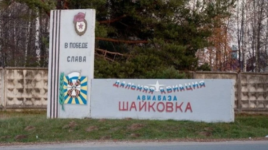 Дрон-камикадзе упал на военный аэродром в РФ: поврежден самолет – росСМИ