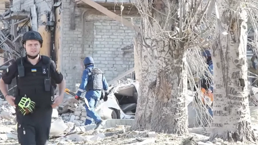 Поліція та ДСНС показали рятувальну операцію у Покровську 