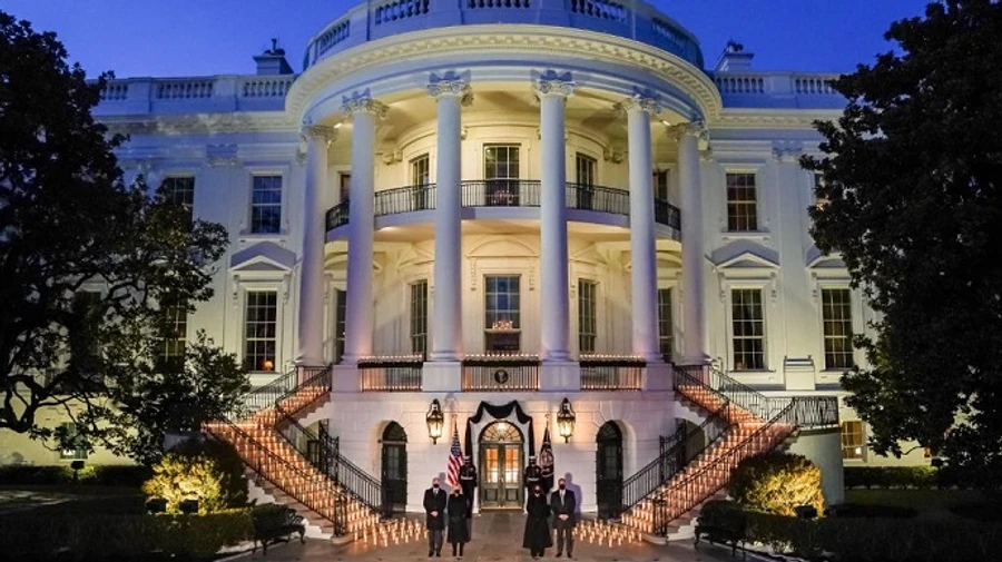 П'ятиденна жалоба в США: Байден вшанував пам'ять 500 000 американців, які померли від COVID-19