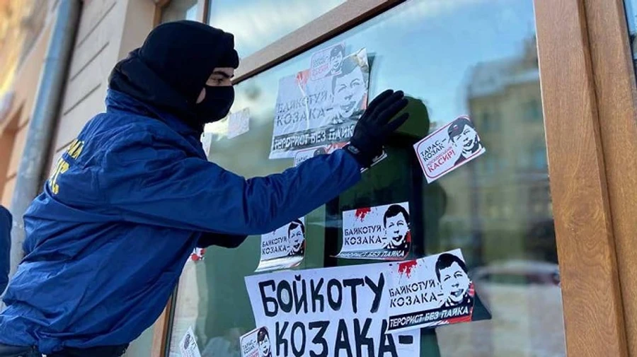 Націоналісти під стіни підприємств Козака у Львові принесли закривавлені іграшки