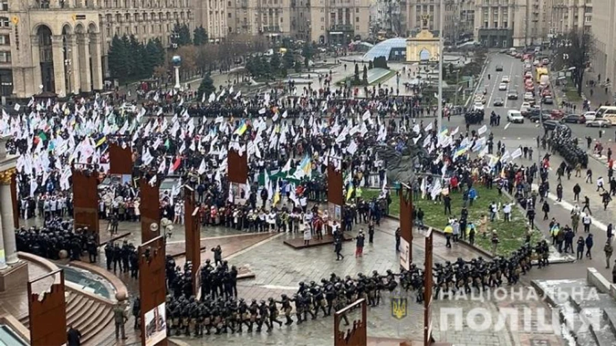 Поліція прибрала намети з Майдану, трьох силовиків побили – МВС