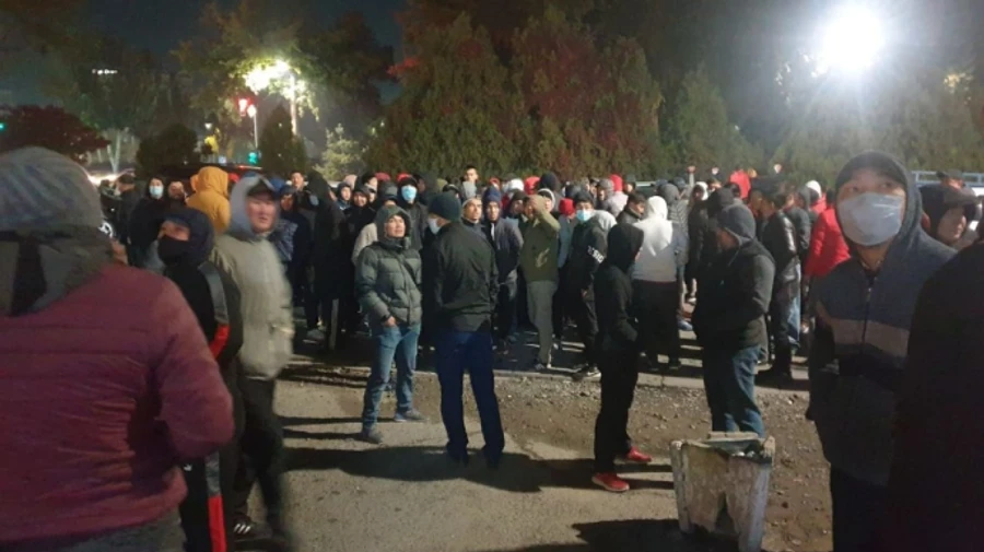 Премьер и глава парламента Кыргызстана ушли в отставку, протесты продолжаются