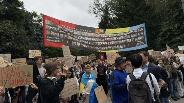 Возле Рады митингуют за возвращение независимости НАБУ и САП