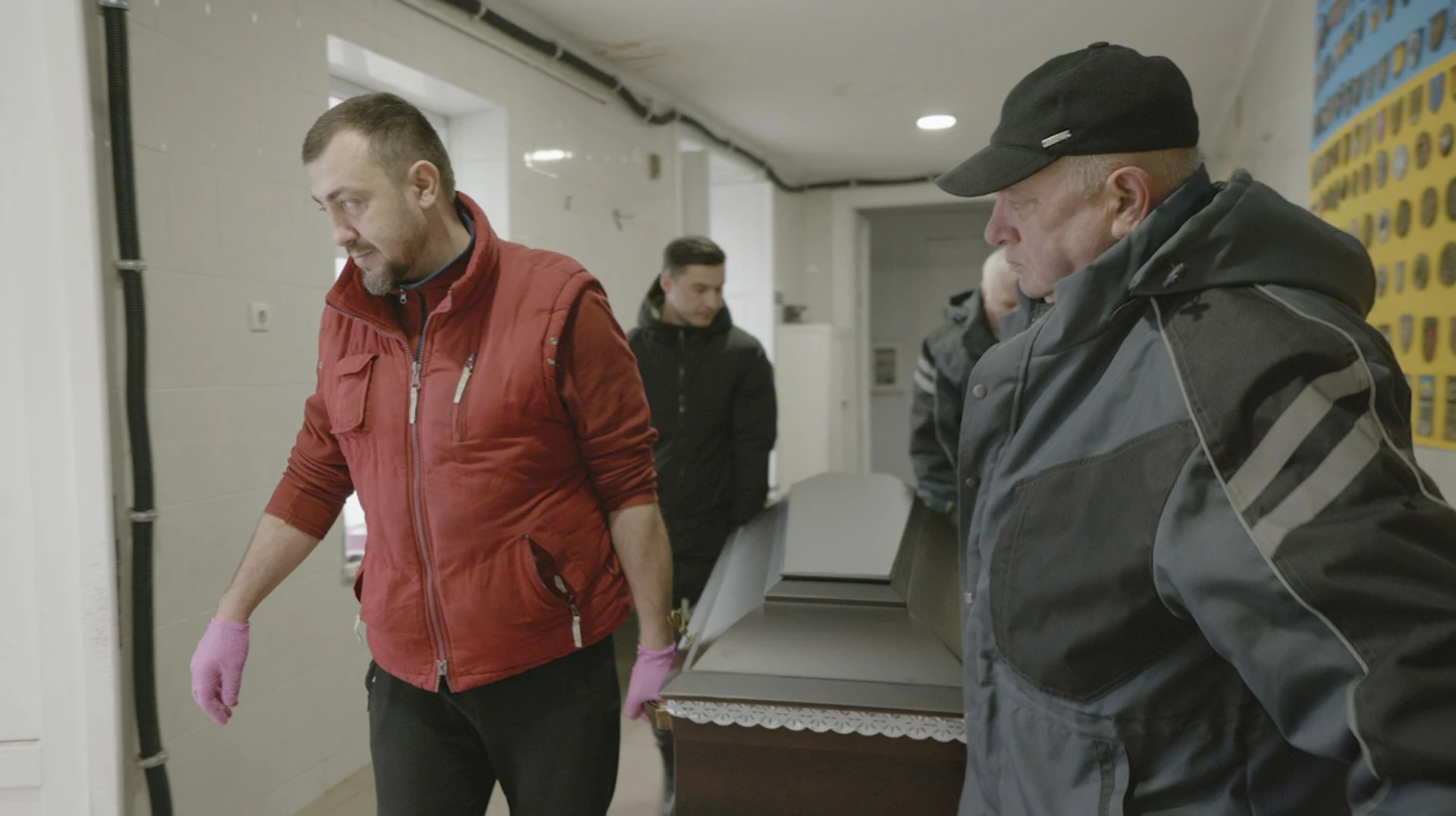 Труни-човни, рожеві рукавички і синьо-жовтий стяг. Як опікуються тілами загиблих військових працівники львівського моргу