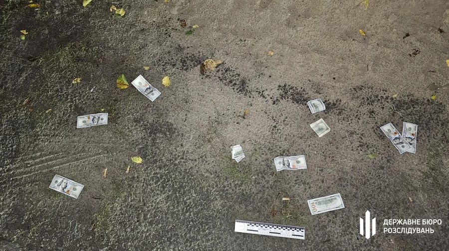 Тікали, викидаючи долари з авто: за хабар від ветерана затримали посадовців ТЦК