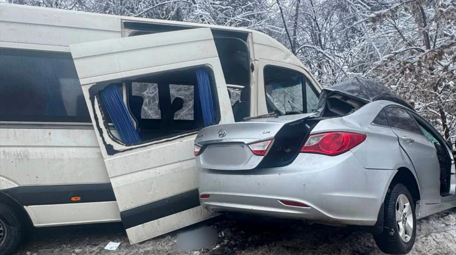 Два человека погибли в результате столкновения микроавтобуса и легковушки на Киевщине