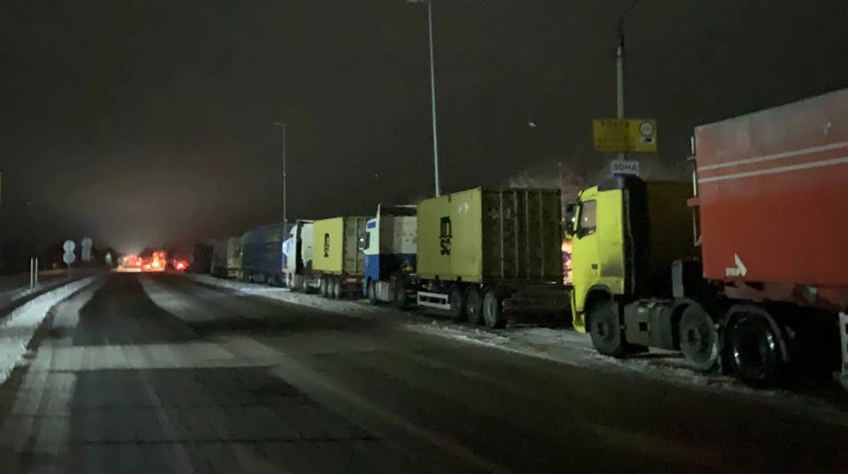 Київ та область накрив снігопад: заборонено в'їзд до столиці великогабаритного транспорту Kép