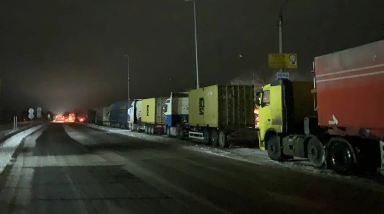 Киев и область накрыл снегопад: запрещен въезд в столицу крупногабаритного транспорта